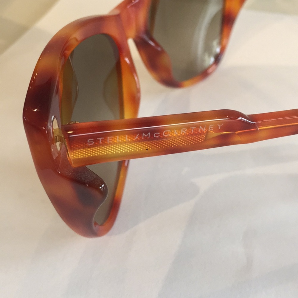 New sunglasses comes with generic case - Picture 3 of 6